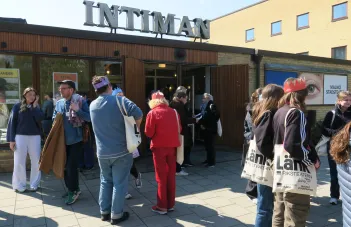 Människor samlade utanför ingången till Intiman